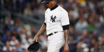Aroldis Chapman de los Yanquis de Nueva York tras ser relevado en el octavo inning del juego contra los Medias Rojas de Boston, el jueves 22 de septiembre de 2022. Foto: AP/Frank Franklin II)