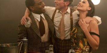 Esta imagen publicada por 20th Century Studios, muestra a John David Washington, Christian Bale y Margot Robbie en una escena de la cinta "Amsterdam". Foto: Merie Weismiller Wallace/20th Century Studios vía AP