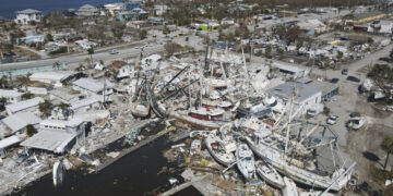 Barcos camaroneros yacen sobre lo que era un parque de casas móviles, tras el paso del huracán Ian, en la isla de San Carlos, en Fort Myers Beach, Florida. Foto: AP/Rebeca Blackwell