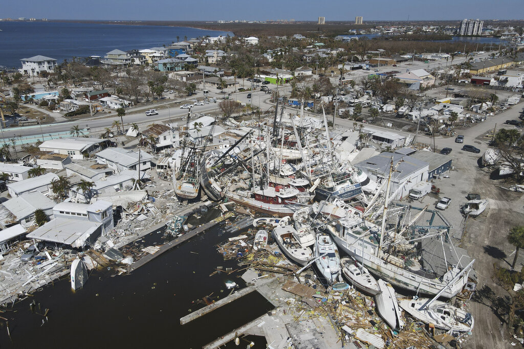 Barcos camaroneros yacen sobre lo que era un parque de casas móviles, tras el paso del huracán Ian, en la isla de San Carlos, en Fort Myers Beach, Florida. Foto: AP/Rebeca Blackwell