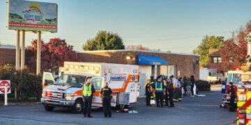 Rescatistas en los alrededores de una guardería donde varios niños resultaron intoxicados por monóxido de carbono en Allentown, Pensilvania. Foto: Zach DeWever / WFMZ-TV (vía AP)