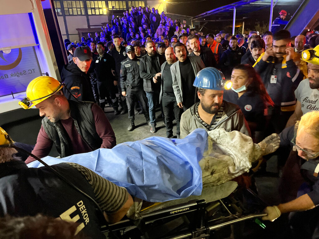 Mineros transportan el cuerpo de una víctima fatal de una explosión en una mina de carbón en Amasra, Turquía. Foto: Nilay Meryem Comlek / AP