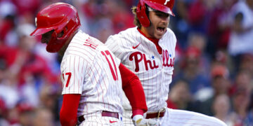 Rhys Hoskins celebra con Bryson Stott después de conectar un jonrón de tres carreras ante los Bravos. Foto: Matt Rourke / AP