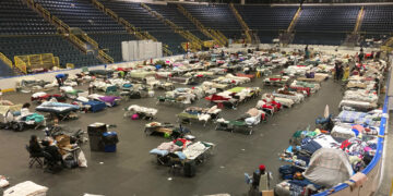 Personas damnificadas por el huracán Ian en la Hertz Arena en Estero, Florida. Foto: Jay Reeves / AP