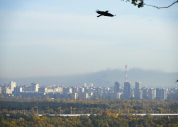 Columnas de humo, tras ataques rusos sobre Kiev, Ucrania, el 18 de octubre de 2022. Foto: AP/Efrem Lukatsky