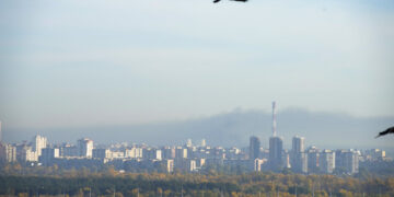 Columnas de humo, tras ataques rusos sobre Kiev, Ucrania, el 18 de octubre de 2022. Foto: AP/Efrem Lukatsky