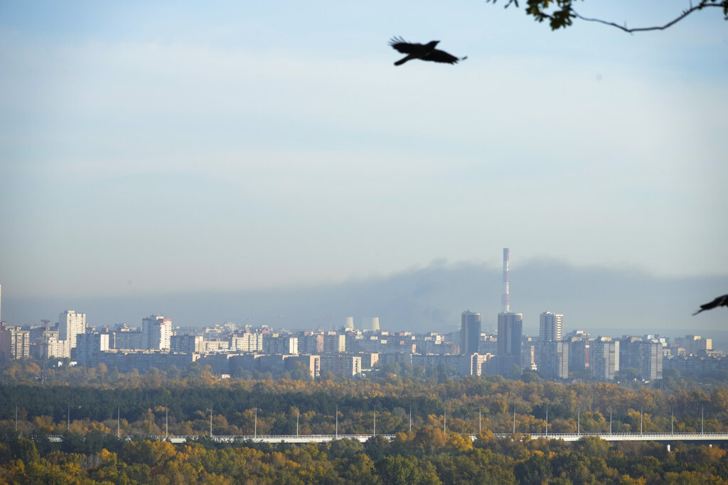 Columnas de humo, tras ataques rusos sobre Kiev, Ucrania, el 18 de octubre de 2022. Foto: AP/Efrem Lukatsky