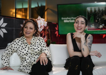 Gloria Estefan, izquierda, y su hija Emily Estefan durante una entrevista para promover el álbum "Estefan Family Christmas" en Miami Beach, Florida. Foto: AP/Rebecca Blackwell