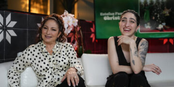 Gloria Estefan, izquierda, y su hija Emily Estefan durante una entrevista para promover el álbum "Estefan Family Christmas" en Miami Beach, Florida. Foto: AP/Rebecca Blackwell