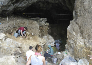 Investigadores excavan en una cueva en las montañas de Siberia, Rusia. Foto: Bence Viola vía AP