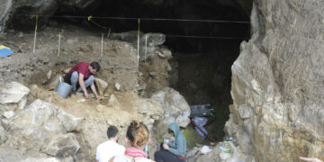 Investigadores excavan en una cueva en las montañas de Siberia, Rusia. Foto: Bence Viola vía AP