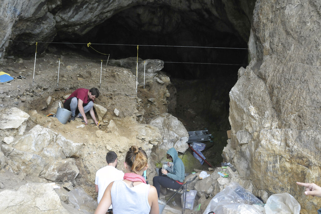 Investigadores excavan en una cueva en las montañas de Siberia, Rusia. Foto: Bence Viola vía AP