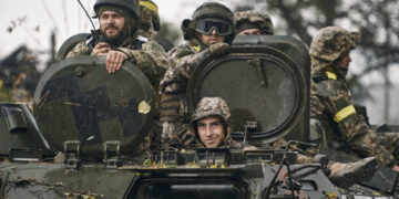 Soldados ucranianos a bordo de un tanque en Donetsk, Ucrania. Foto: AP