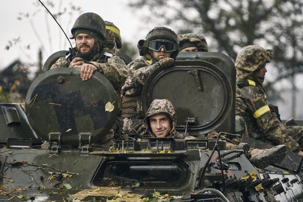 Soldados ucranianos a bordo de un tanque en Donetsk, Ucrania. Foto: AP