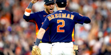 Alex Bregman y el cubano Yuli Gurriel, de los Astros de Houston. Foto: Eric Gay | AP