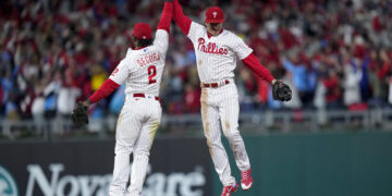 Jean Segura y Bryson Stott, de los Phillies, festejan su segundo triunfo ante los Padres. Foto: Matt Slocum / AP
