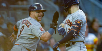 Christian Vázquez y Chas McCormick en la serie contra los Yankees. Foto: John Minchillo / AP