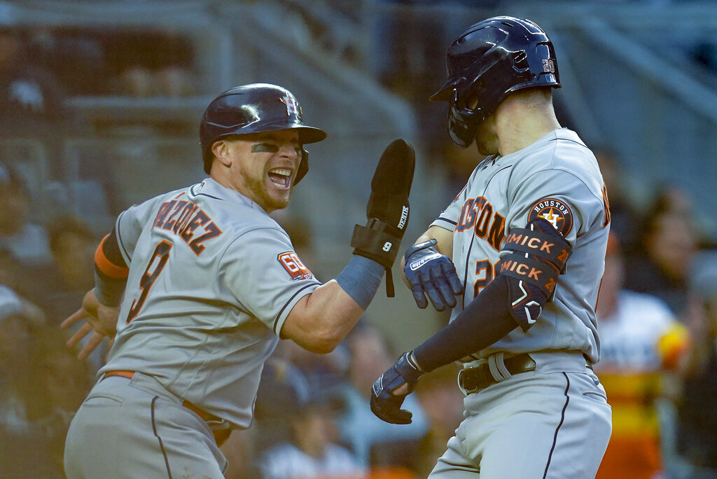 Christian Vázquez y Chas McCormick en la serie contra los Yankees. Foto: John Minchillo / AP
