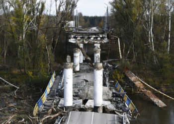 Una vista de un puente dañado en la localidad retomada de Bohorodychne, en el este de Ucrania. Foto: AP/Andriy Andriyenko
