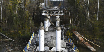 Una vista de un puente dañado en la localidad retomada de Bohorodychne, en el este de Ucrania. Foto: AP/Andriy Andriyenko