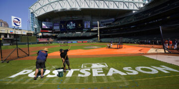 Trabajadores realizan tareas en el Minute Maid Park de Houston. Foto: David J. Phillip / AP