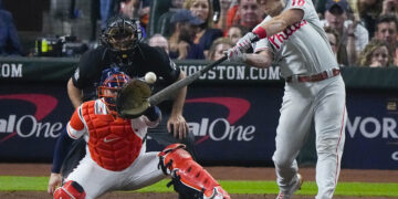 J.T. Realmuto conecta un jonrón en la décima entrada en el primer juego ante los Astros. Foto: Sue Ogrocki / AP