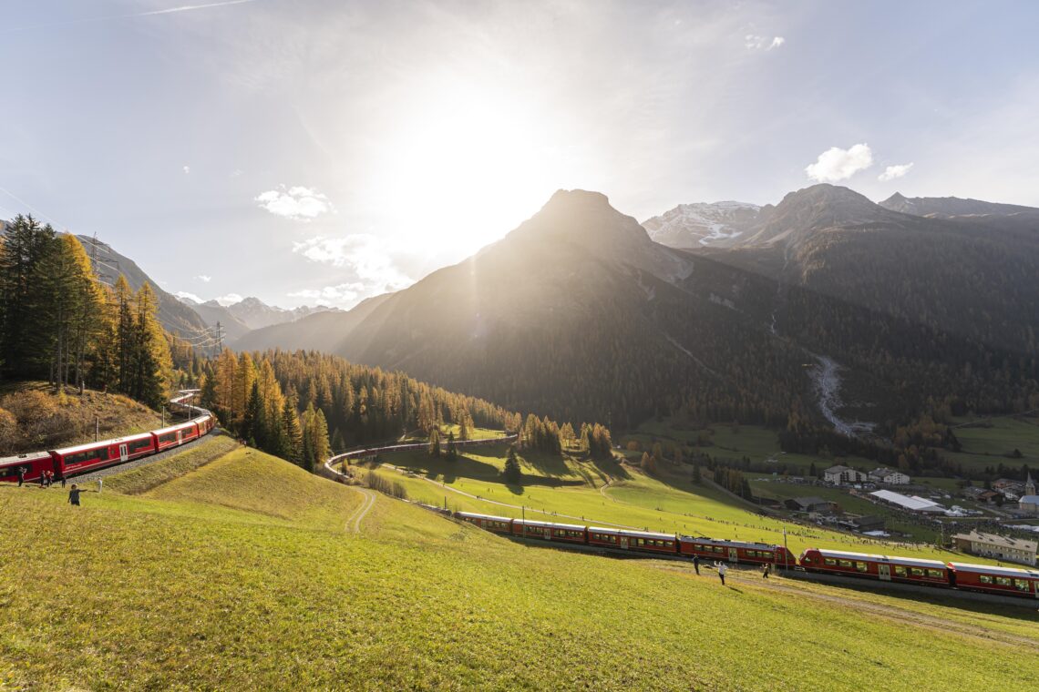 Tren de la empresa Rhaetian Railway en Bergün, Suiza. Foto: Yanik Buerkli / Keystone vía AP