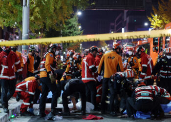 Socorristas y bomberos trabajan en la escena de una estampida fatal en Seul. Foto: Lee Ji-eun / Yonhap vía AP