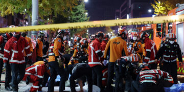 Socorristas y bomberos trabajan en la escena de una estampida fatal en Seul. Foto: Lee Ji-eun / Yonhap vía AP