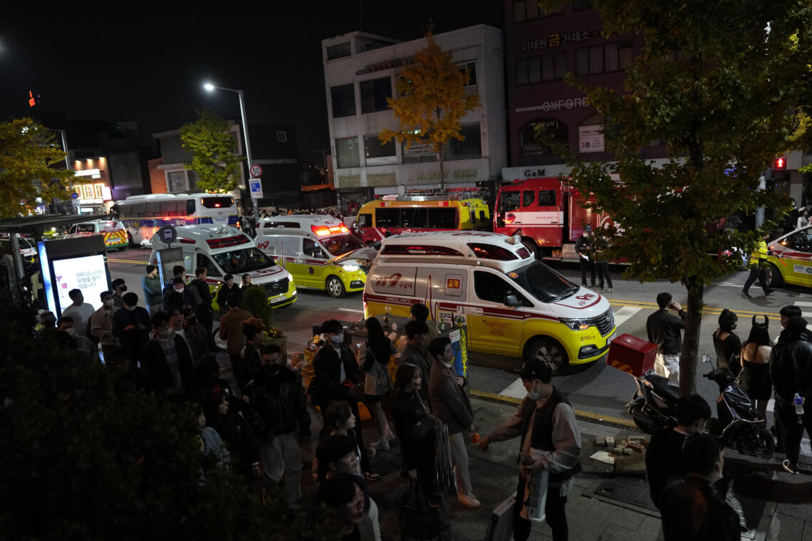 Ambulancias con víctimas se dirigen al hospital cerca del lugar de una estampida en Seúl, Corea del Sur, el domingo 30 de octubre de 2022. Foto: AP/Lee Jin-man