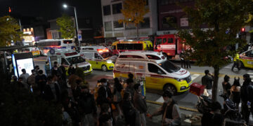 Ambulancias con víctimas se dirigen al hospital cerca del lugar de una estampida en Seúl, Corea del Sur, el domingo 30 de octubre de 2022. Foto: AP/Lee Jin-man