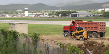 Trabajos de mitigación en el Aeropuerto Mercedita de Ponce. (Foto: Michelle Estrada Torres)