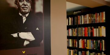 Retrato del Nobel de Literatura Gabriel García Márquez, junto a una librería. Foto: Juan Carlos Gomi | EFE