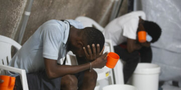 Pacientes con síntomas de cólera en una clínica de Médicos Sin Fronteras en Puerto Príncipe, Haití. Foto: Odelyn Joseph / AP