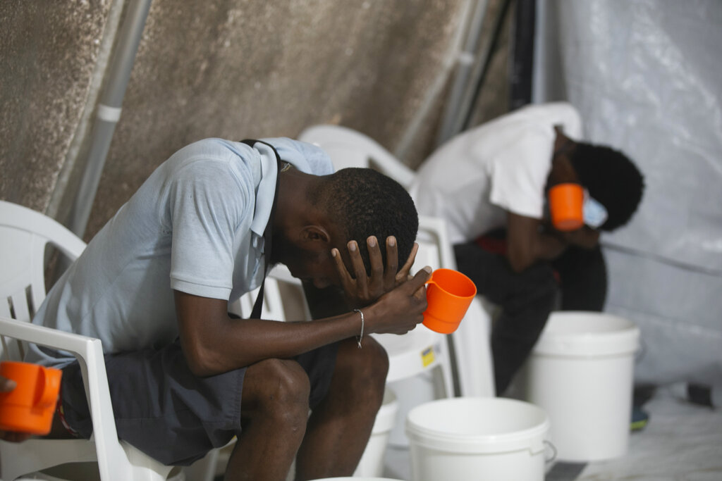 Pacientes con síntomas de cólera en una clínica de Médicos Sin Fronteras en Puerto Príncipe, Haití. Foto: Odelyn Joseph / AP