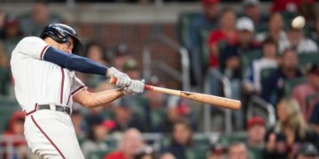 Matt Olson pega un jonrón por los Bravos de Atlanta ante los Mets de Nueva York, el domingo 2 de octubre de 2022, en Atlanta. Foto: AP/Hakim Wright Sr.