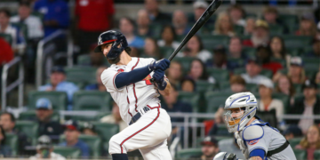 Dansby Swanson de los Braves de Atlanta le da seguimiento a su batazo solitario en el tercer episodio del encuentro ante los Mets de Nueva York el 1 de octubre del 2022. Foto: AP/Brett Davis
