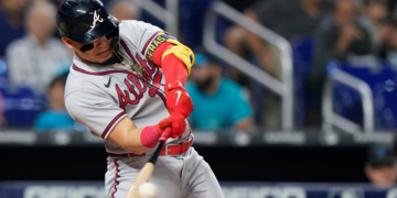 El venezolano William Contreras, de los Bravos de Atlanta, batea un sencillo en el juego del martes 4 de octubre de 2022, ante los Marlins de Miami. Foto: AP/Wilfredo Lee