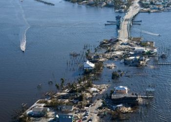 El puente que lleva de Fort Myers a Pine Island, Florida, se ve muy dañado tras el huracán Ian, el sábado 1 de octubre de 2022. Debido a los daños, la isla sólo es accesible por barco o por aire. Foto: AP/Gerald Herbert