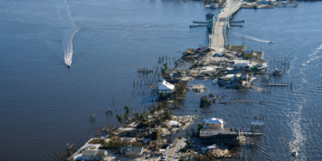 El puente que lleva de Fort Myers a Pine Island, Florida, se ve muy dañado tras el huracán Ian, el sábado 1 de octubre de 2022. Debido a los daños, la isla sólo es accesible por barco o por aire. Foto: AP/Gerald Herbert