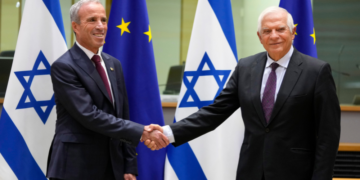 Josep Borrell, derecha, jefe de política exterior de la Unión Europea, recibe al ministro de Inteligencia israelí Elazar Stern antes de una reunión del Consejo de Asociación UE-Israel en Bruselas, el lunes 3 de octubre de 2022. Foto: AP/Virginia Mayo