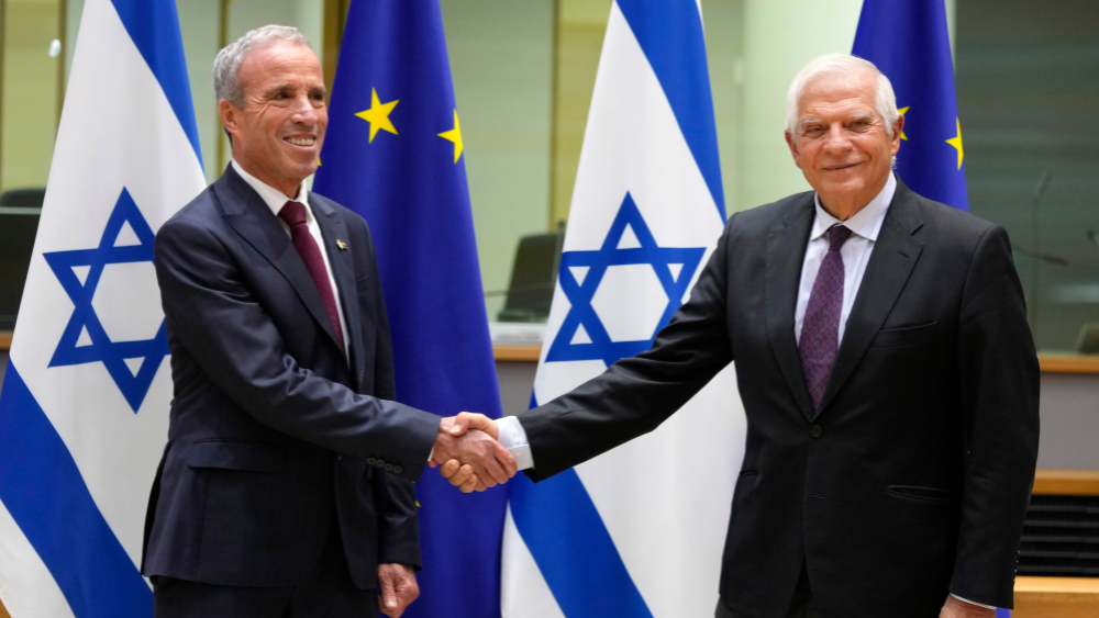 Josep Borrell, derecha, jefe de política exterior de la Unión Europea, recibe al ministro de Inteligencia israelí Elazar Stern antes de una reunión del Consejo de Asociación UE-Israel en Bruselas, el lunes 3 de octubre de 2022. Foto: AP/Virginia Mayo