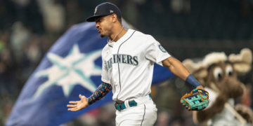 Julio Rodríguez celebra tras la victoria en el segundo juego de una doble cartelera contra los Tigres de Detroit, el 4 de octubre de 2022. Foto: AP/Stephen Brashear