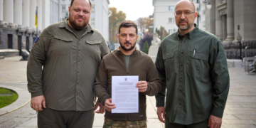 El presidente ucraniano Volodymyr Zelenskyy (cent) con el primer ministro Denys Shmyhal (d) y el líder del Consejo Supremo de Ucrania Ruslan Stefanchuk, con una solicitud de ingreso a la OTAN, en Kiev. Foto: Departamento de Prensa de la Presidencia de Ucrania vía AP