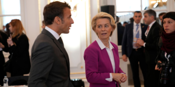 La presidenta de la Comisión Europea, Ursula von der Leyen habla con el presidente de Francia, Emmanuel Macron, durante una reunión de la Comunidad Política Europea en el Castillo de Praga, en República Checa. Foto: AP/Darko Bandic