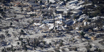 Daños causados por el huracán Ian en Estero Island, en Fort Myers Beach, Florida. Foto: Gerald Herbert / AP