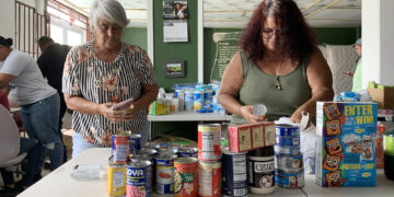 Frances Merced y María Zayas Rodríguez son voluntarias en el centro de acopio. Foto: Michelle Estrada Torres