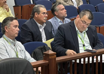 El ingeniero Daniel Hernández y otros representantes de LUMA Energy. Foto: Jason Rodríguez Grafal