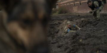 Policías ucranianos el 29 de septiembre de 2022 en Kramatorsk, Ucrania. Foto: Leo Correa / AP