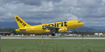Despegue de avión de la aerolínea Spirit desde el Aeropuerto Mercedita, en Ponce. (Foto archivo)